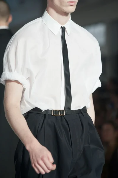 Look 16